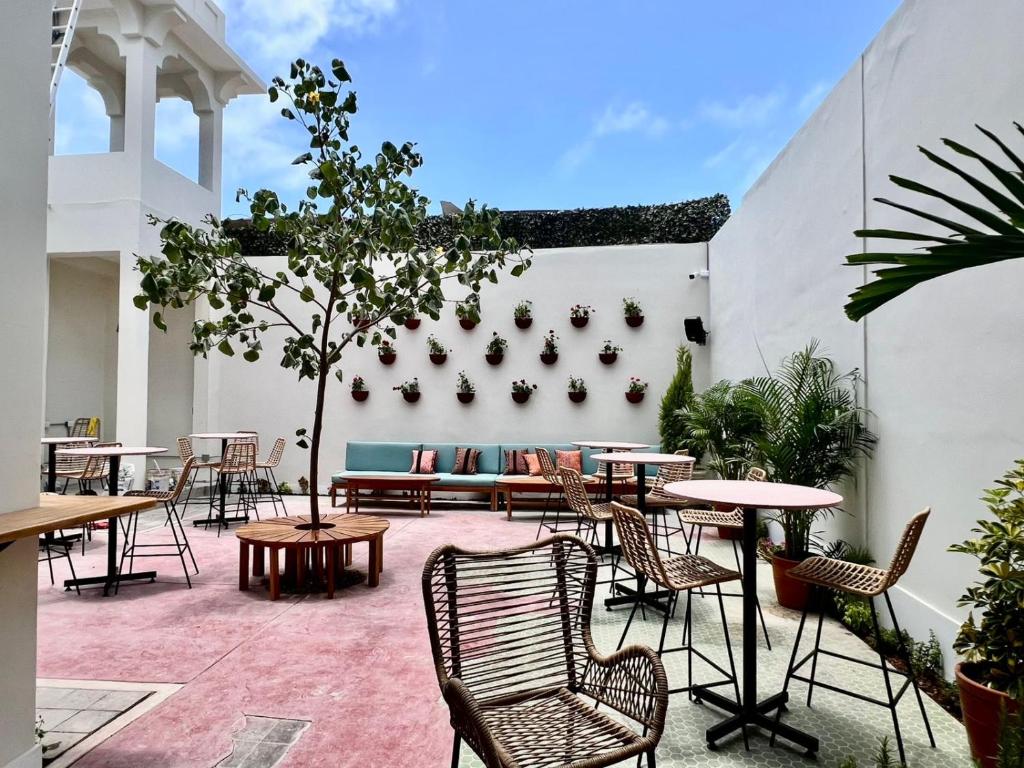 Patio con jardín vertical y mobiliario exterior